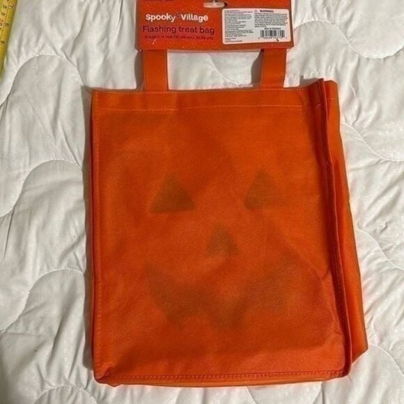 SPOOKY VILLAGE LED TREAT BAG- HALLOWEEN - BLINKING LIGHTS - NEW - Picture 2 of 4